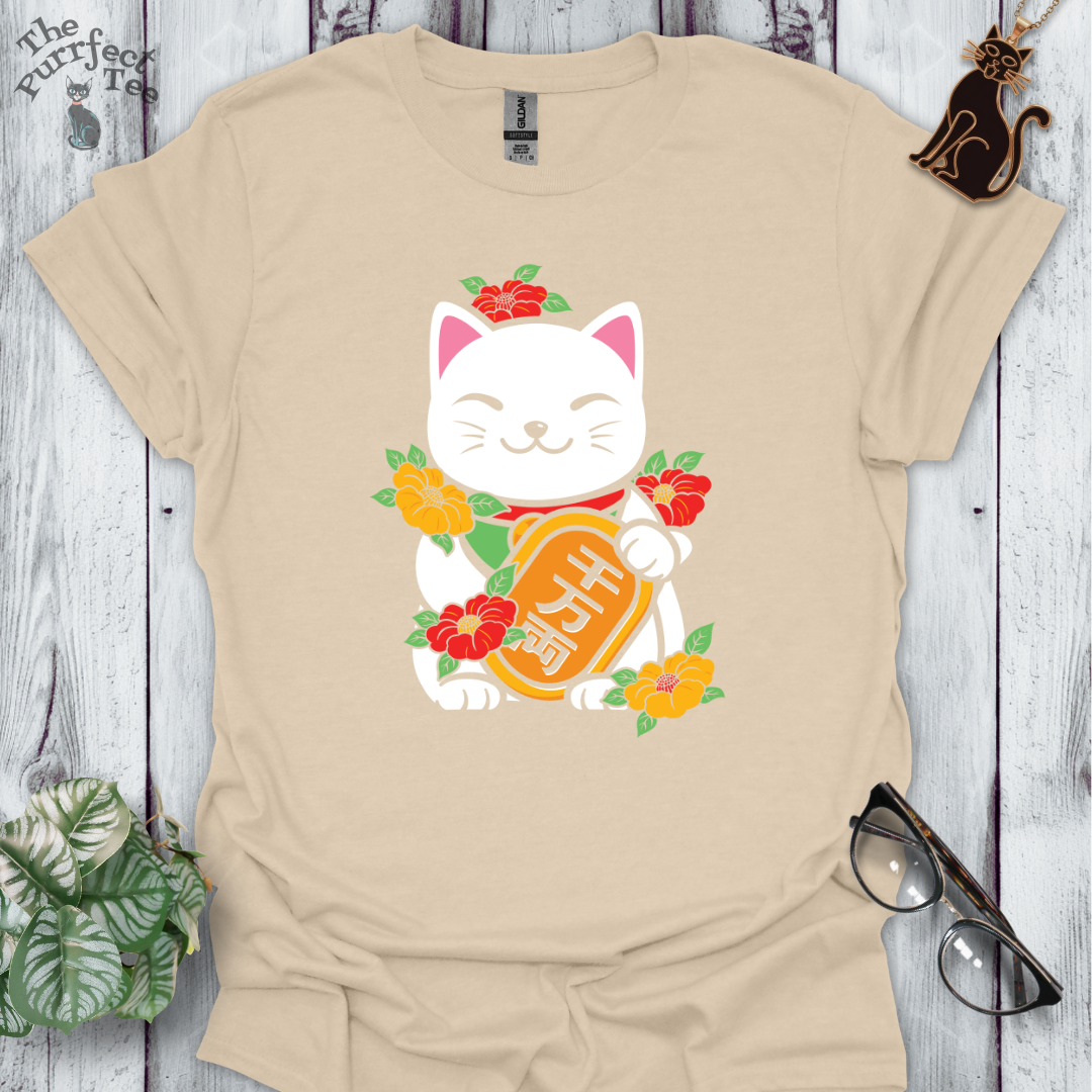 Lucky cat with sign